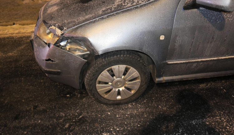 Řidič v Rotavě vyjel s namrzlým sklem, naboural dvě auta
