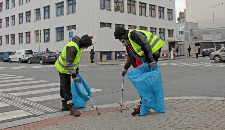Nová šance pro lidi bez domova. V Praze 7 pomáhají uklízet