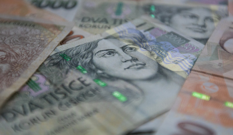 Průměrná mzda stoupla o skoro šest procent. Obyvatelé mají brát 37 499 korun