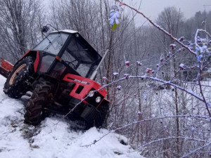Hasiči vyprošťovali traktor na údržbu sněhu, hrozilo nebezpečí, že se zřítí z prudkého svahu
