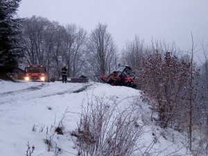 Hasiči vyprošťovali traktor na údržbu sněhu, hrozilo nebezpečí, že se zřítí z prudkého svahu