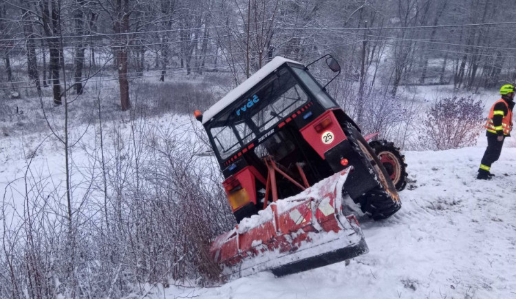 Hasiči vyprošťovali traktor na údržbu sněhu, hrozilo nebezpečí, že se zřítí z prudkého svahu