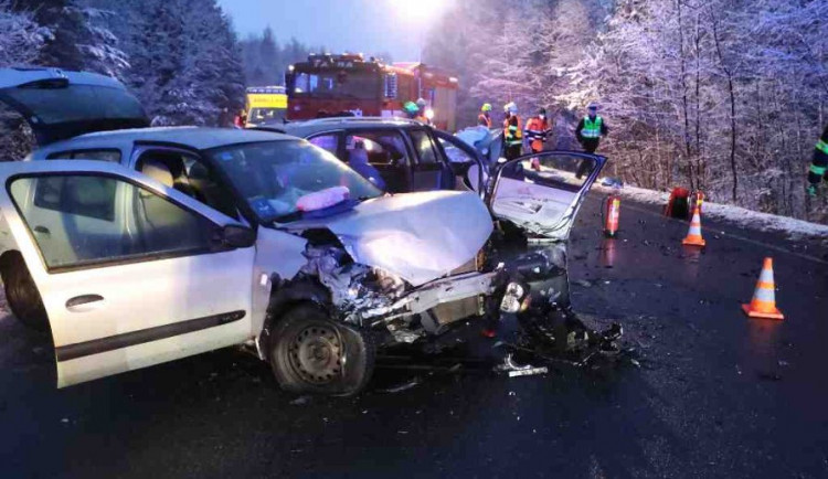 U Boučí se srazila tři osobní auta, dva lidé zemřeli, pět je zraněných