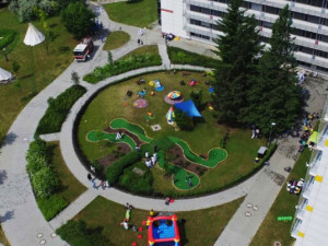 Kousek radosti za nemocničním oknem. Nadační fond shání peníze na nové dětské hřiště u motolské nemocnice