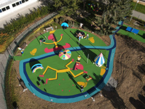 Kousek radosti za nemocničním oknem. Nadační fond shání peníze na nové dětské hřiště u motolské nemocnice