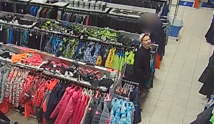 Mám kartu v autě, tvrdil prodavačkám, pak utekl. Muže natočila kamera v obchodě
