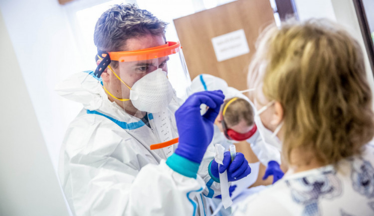 Epidemie koronaviru v Karlovarském kraji? Počet nakažených pomalu klesá