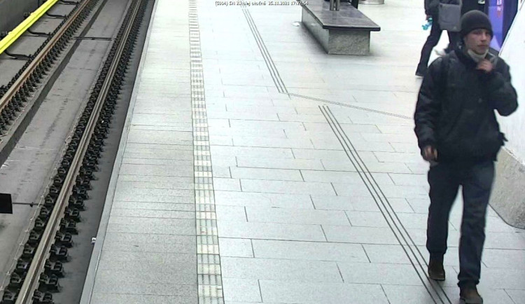 Policie hledá muže, který okrádá cestující v metru. Poznáváte ho?