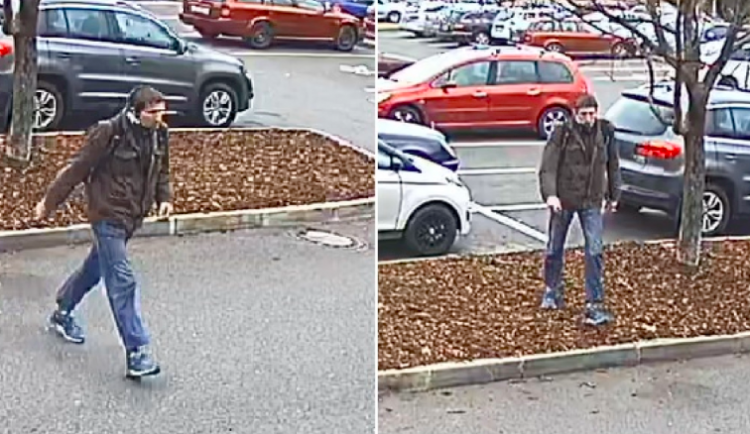 Muž vybíral z kradených platebních karet. Poznáváte ho?