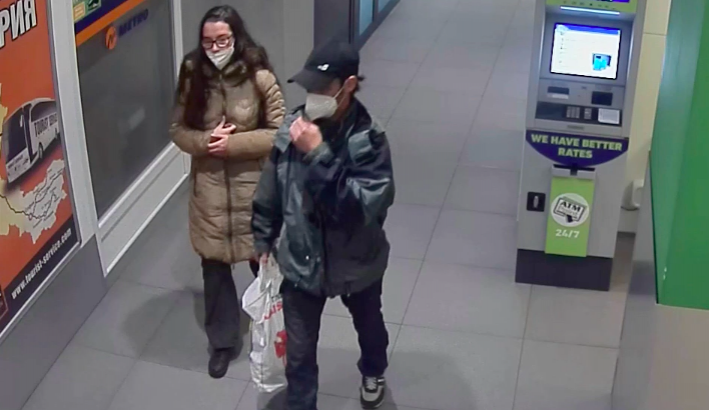 Platil kradenou kartou a nesl tašku oloupené seniorky. Policie hledá muže z kamerového záznamu