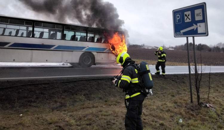 Linkový autobus začal hořet za jízdy, příčinou požáru byla technická závada motoru