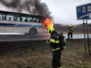 Linkový autobus začal hořet za jízdy, příčinou požáru byla technická závada motoru