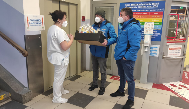 Vážíme si vás a děkujeme. Liberečtí řidiči veřejné dopravy uspořádali sbírku pro zdravotníky