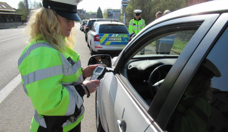 Kličkující řidička nadýchala téměř dvě promile. V autě měla dvě děti