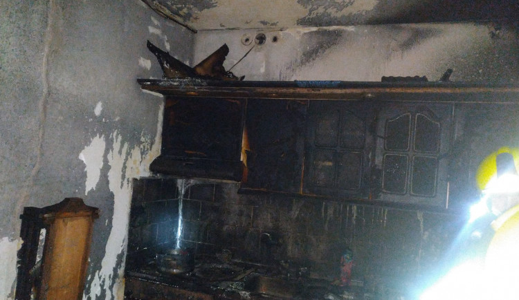 Na Sokolovsku hořel byt v šestém patře paneláku. Zranili se čtyři lidé