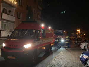 Na Sokolovsku hořel byt v šestém patře paneláku. Zranili se čtyři lidé