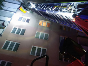 Na Sokolovsku hořel byt v šestém patře paneláku. Zranili se čtyři lidé