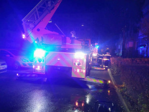 Na Sokolovsku hořel byt v šestém patře paneláku. Zranili se čtyři lidé