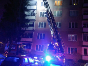 Na Sokolovsku hořel byt v šestém patře paneláku. Zranili se čtyři lidé