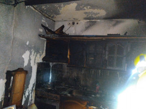 Na Sokolovsku hořel byt v šestém patře paneláku. Zranili se čtyři lidé