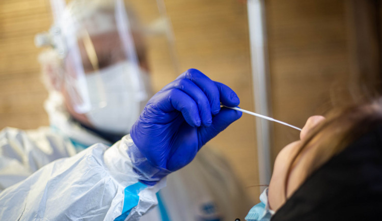 Nových případů v Karlovarském kraji ubylo, za týden jich je 1061