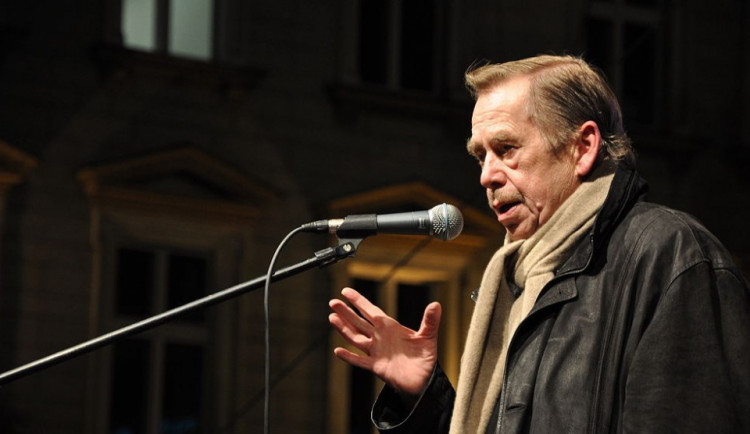 Lidé si připomněli desáté výročí úmrtí Václava Havla. Sokolov připravil pietní místo