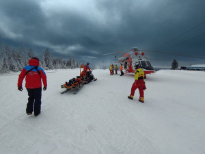 Pro čtyřiašedesátiletého lyžaře musel letět na Klínovec vrtulník. Neměl helmu