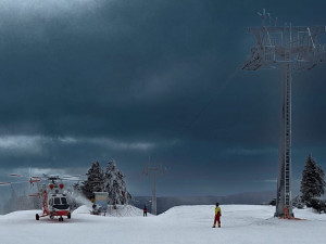 Pro čtyřiašedesátiletého lyžaře musel letět na Klínovec vrtulník. Neměl helmu