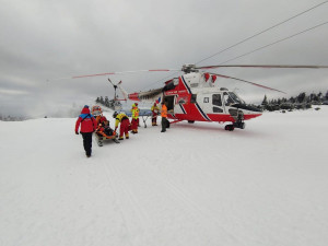 Pro čtyřiašedesátiletého lyžaře musel letět na Klínovec vrtulník. Neměl helmu