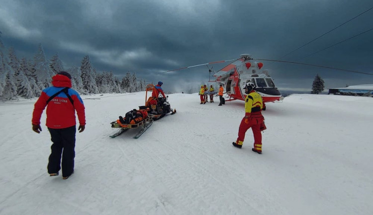 Pro čtyřiašedesátiletého lyžaře musel letět na Klínovec vrtulník. Neměl helmu