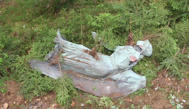 Ukradli a rozřezali hodnotnou sochu ze hřbitova, mladíkům hrozí vězení