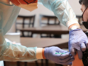 Nemocnice Karlovy Vary jako první v kraji začala očkovat děti proti covidu