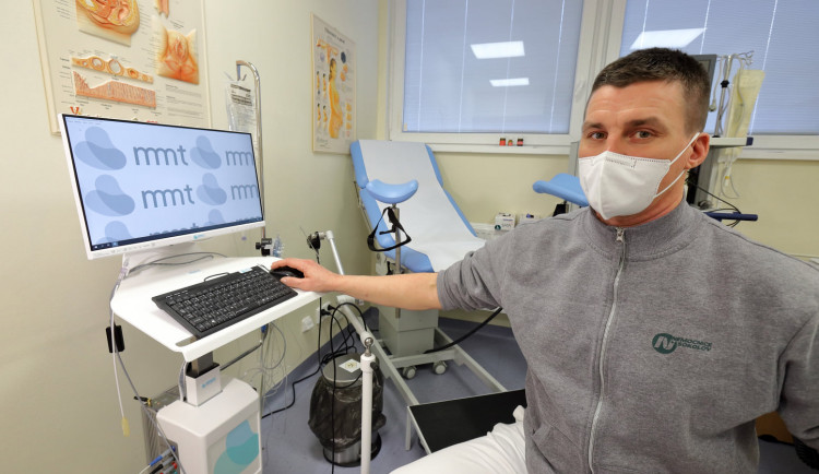 Primář sokolovské gynekologie a porodnice Vladimír Velický na novém urogynekologickém pracovišti.