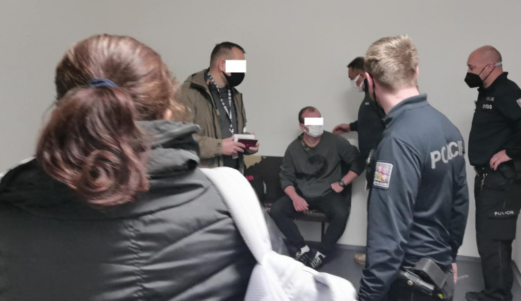 Sedmnáct let unikal. Uprchlého Čecha eskortovala policie z Panamy, let zkomplikoval opilý muž