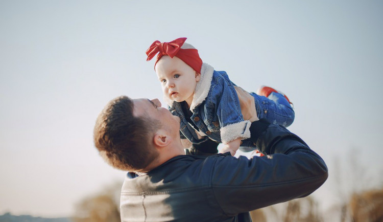 Otcovská dovolená je od Nového roku delší, dostupnější je i ošetřovné