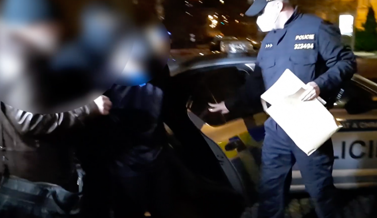 Policie obvinila z pokusu o vraždu a znásilnění mladého cizince. Hrozí mu osmnáct let vězení.