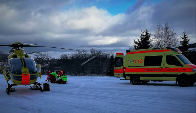 Mladíkovi prořízla na Klínovci nohu lyže, vrtulník jej odvezl do Německa