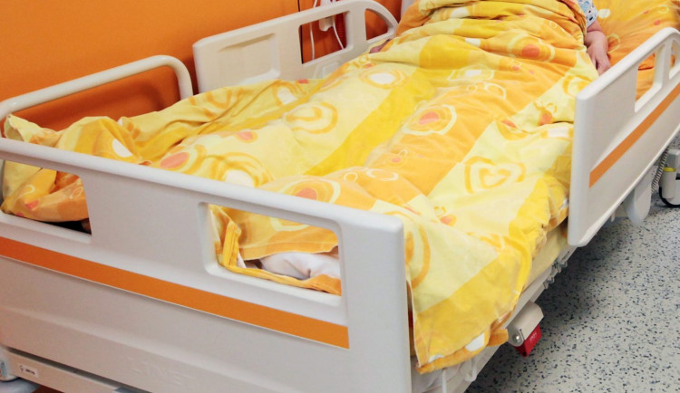 Vyšší komfort pro pacienty. Sokolovská nemocnice má nová moderní lůžka