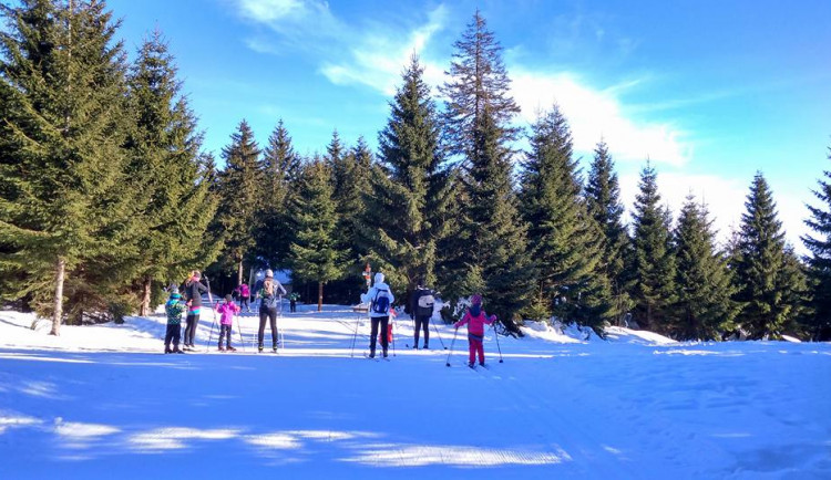 Slunečné počasí přilákalo tisíce turistů do Krušných hor