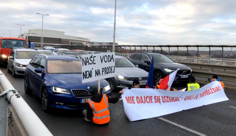 VIDEO: Demonstranti se svázali řetězy a zablokovali dopravu na Nuseláku