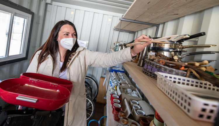 Starým věcem nový život. Obliba re-use center roste napříč republikou, lidé zde vybaví domácnost prakticky zadarmo.