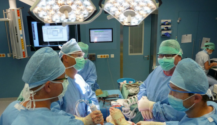 Na plánované operace musí lidé v sokolovské nemocnici kvůli covidu čekat déle