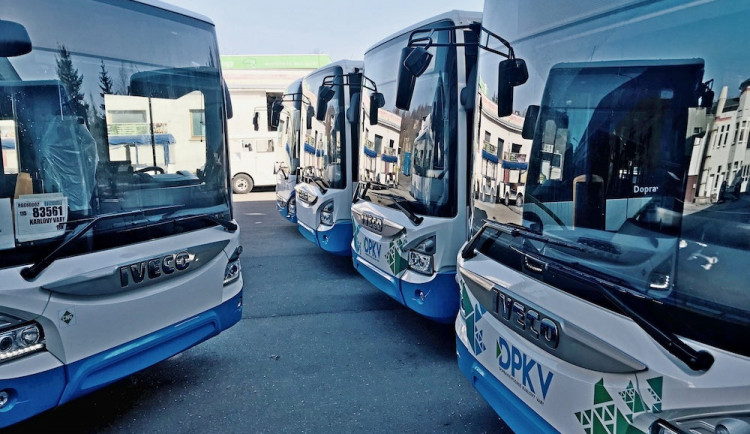 Dopravní podnik Karlovy Vary má od roku 2023 provozovat MHD v Chebu. Současný dopravce se brání