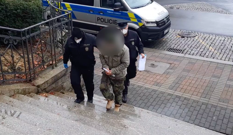 Muž napadl svoji bývalou přítelkyni, polil ji neznámou kapalinou a vyhrožoval zapálením. Hrozí mu až osm let vězení