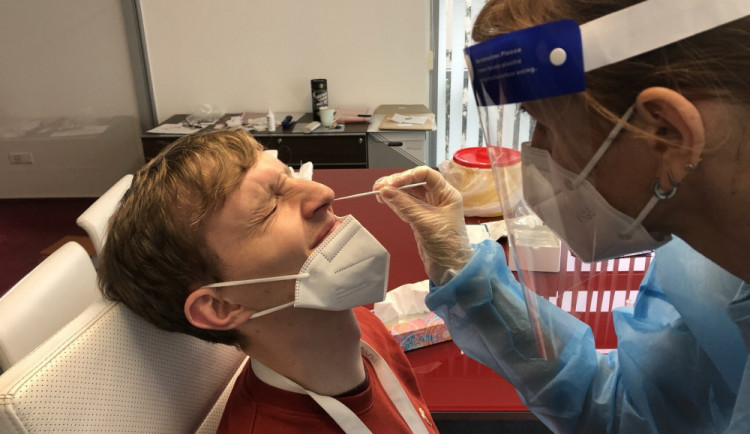 V Karlovarském kraji epidemie koronaviru sílí, nemocnice situaci zvládají