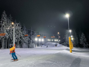 Lyžování na horách v Karlovarském kraji si užily tisíce lyžařů