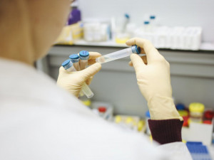 Lidé se po pozitivním PCR testu zřejmě nebudou muset 30 dní testovat