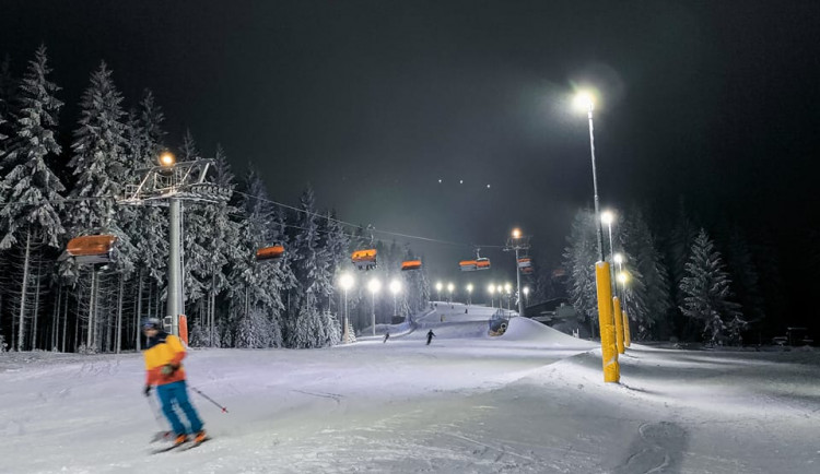 Lyžování na horách v Karlovarském kraji si užily tisíce lyžařů