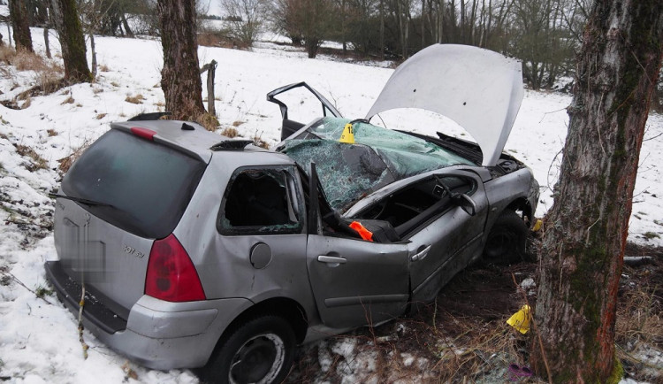 Řidič dostal smyk, auto poté vyjelo ze silnice a narazilo do stromu