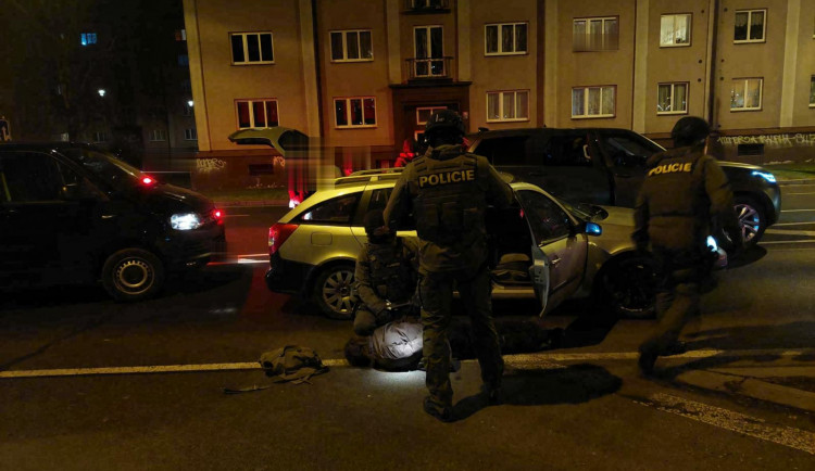 FOTO, VIDEO: Policisté obvinili šest lidí, které podezírají z obchodu s drogami na Chebsku